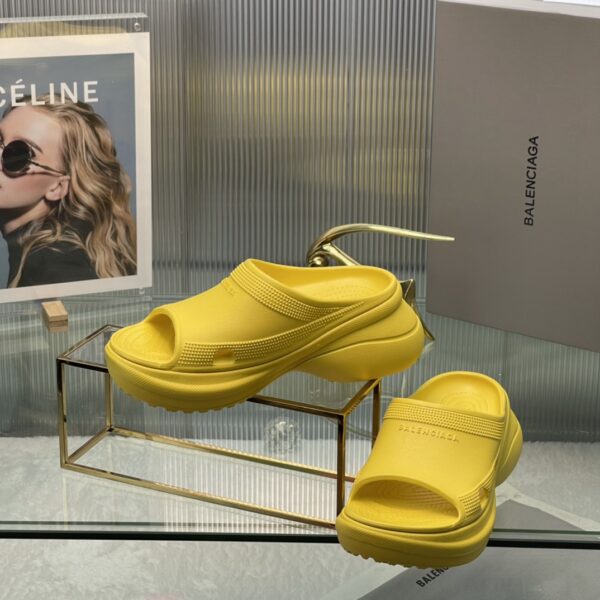 Balenciaga's latest cave slippers - Image 5