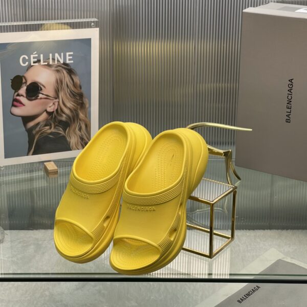 Balenciaga's latest cave slippers - Image 6