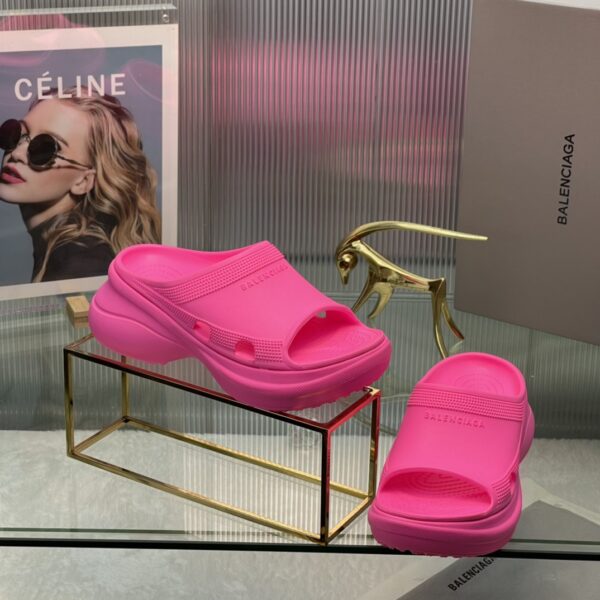 Balenciaga's latest cave slippers - Image 2
