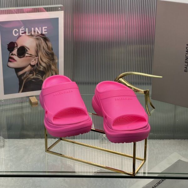 Balenciaga's latest cave slippers - Image 4