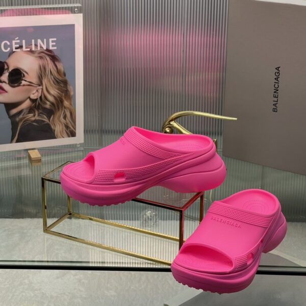Balenciaga's latest cave slippers - Image 5