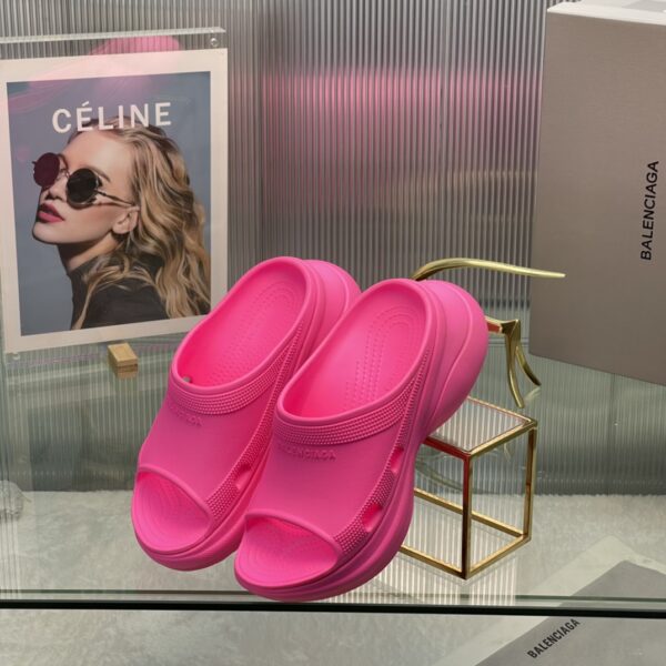Balenciaga's latest cave slippers - Image 6