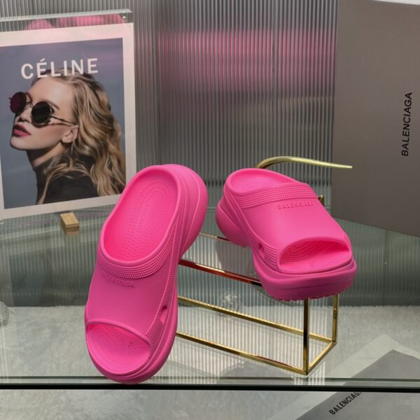 Balenciaga's latest cave slippers - Image 7