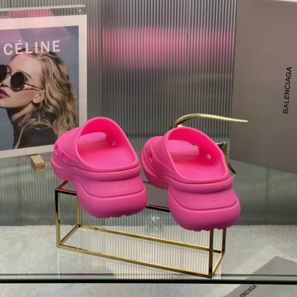 Balenciaga's latest cave slippers - Image 8