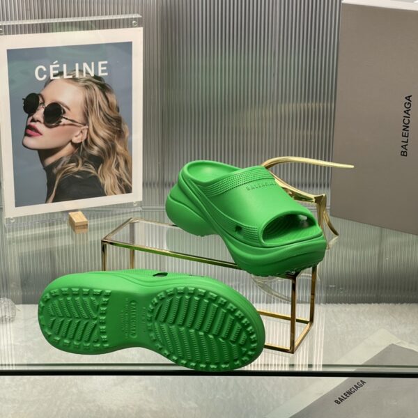 Balenciaga's latest cave slippers - Image 3