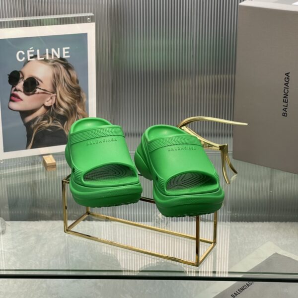 Balenciaga's latest cave slippers - Image 4