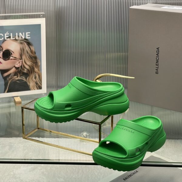Balenciaga's latest cave slippers - Image 5