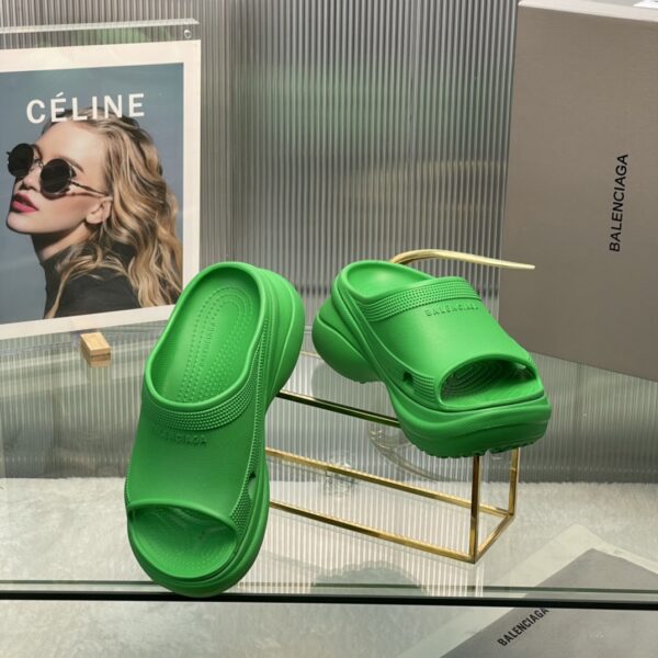Balenciaga's latest cave slippers - Image 7