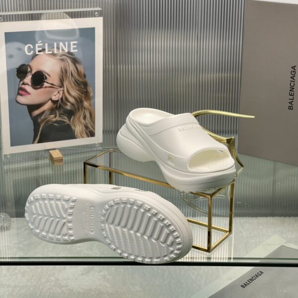 Balenciaga's latest cave slippers - Image 3