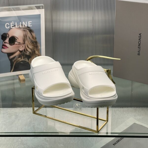 Balenciaga's latest cave slippers - Image 4