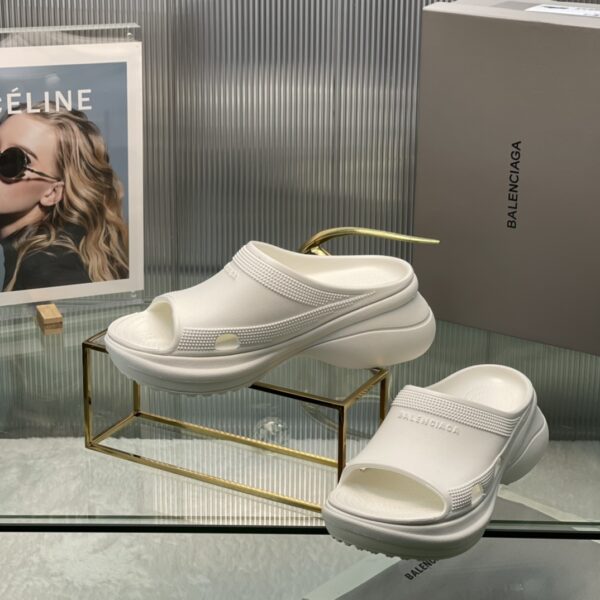 Balenciaga's latest cave slippers - Image 5