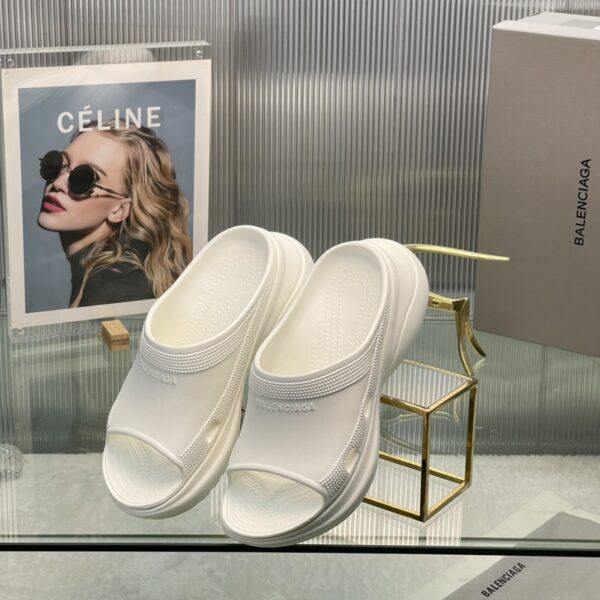Balenciaga's latest cave slippers - Image 6