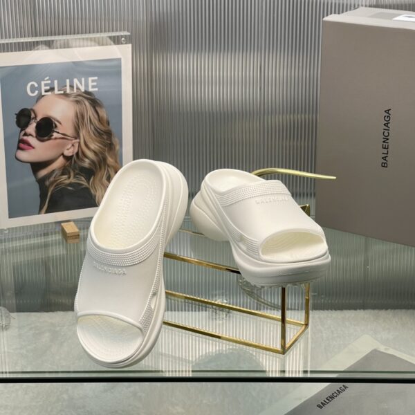 Balenciaga's latest cave slippers - Image 7