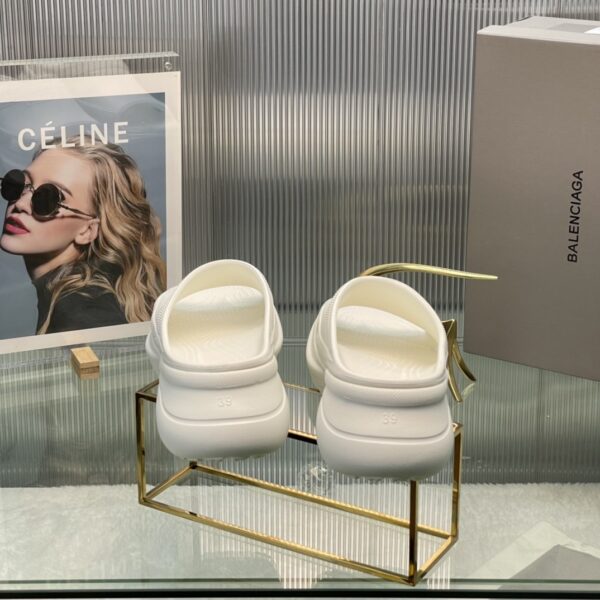Balenciaga's latest cave slippers - Image 8
