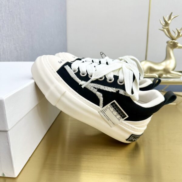 BALENCIAGA Retro Casual Sneakers - Image 3