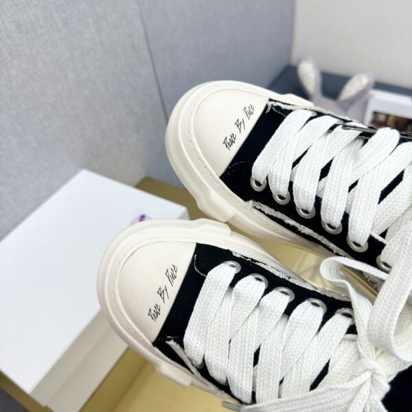 BALENCIAGA Retro Casual Sneakers - Image 4