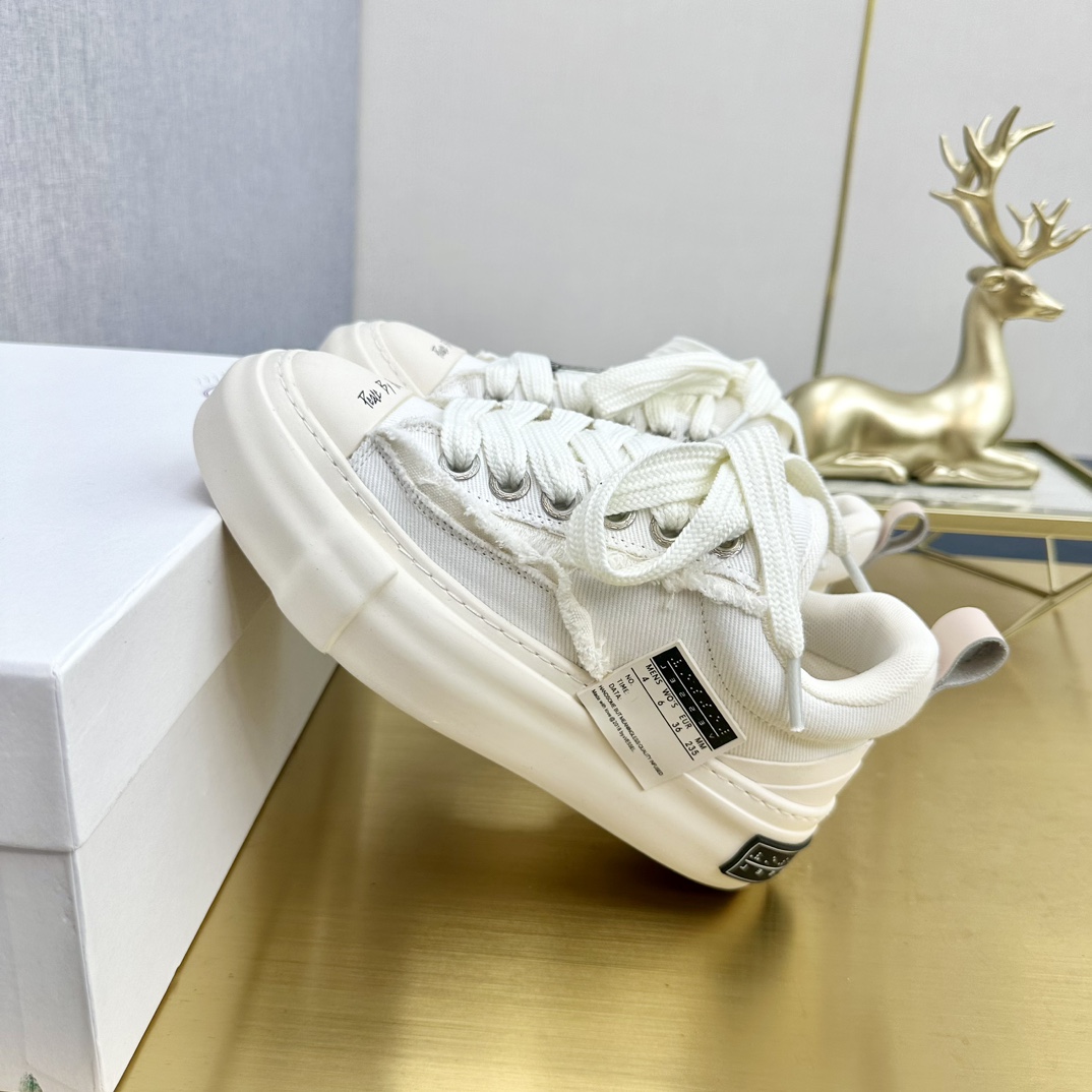 BALENCIAGA Retro Casual Sneakers - Image 4