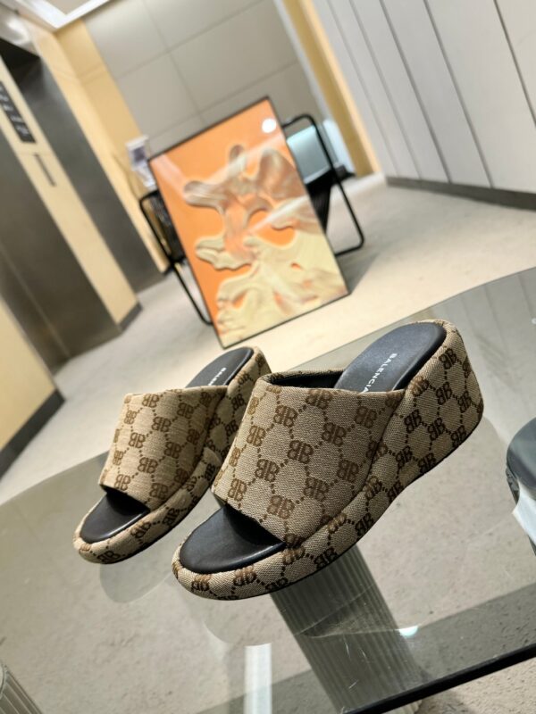 Balenciaga Thick soled Slippers