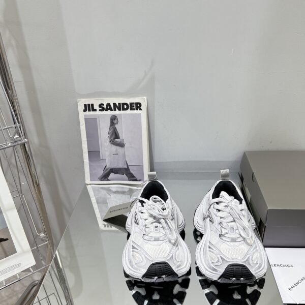 Balenciaga's new 10XL large soled sports shoes