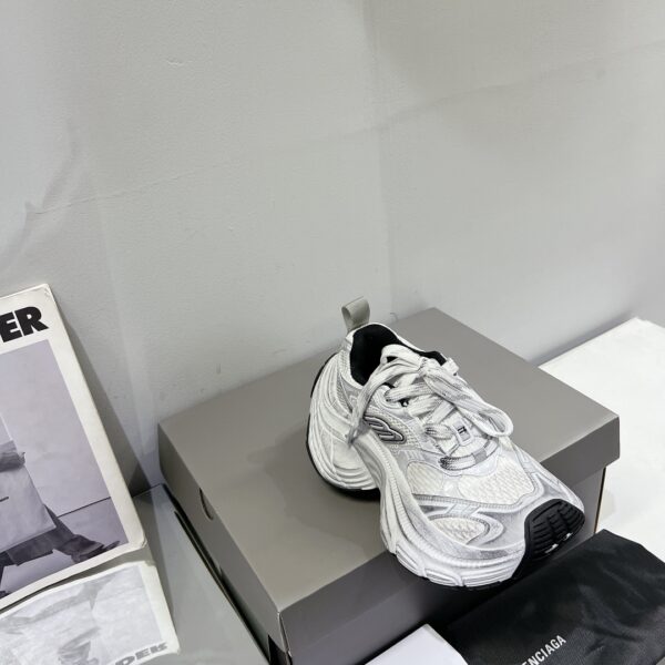 Balenciaga's new 10XL large soled sports shoes - Image 4
