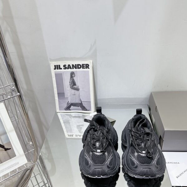 Balenciaga's new 10XL large soled sports shoes