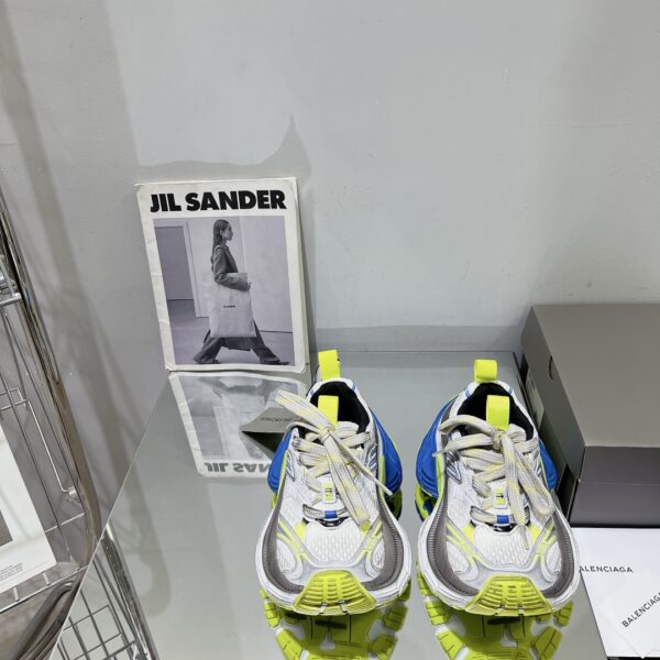 Balenciaga's new 10XL large soled sports shoes