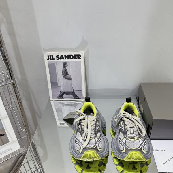 Balenciaga's new 10XL large soled sports shoes