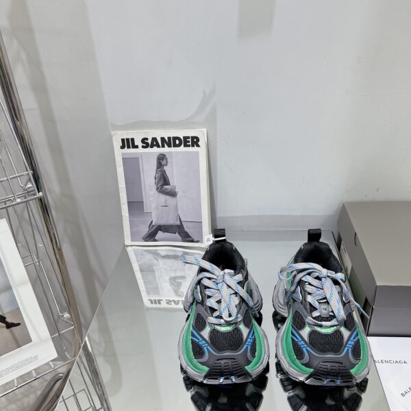 Balenciaga's new 10XL large soled sports shoes