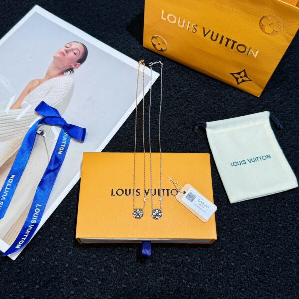 LV Round Gray Shell Necklace - Image 2