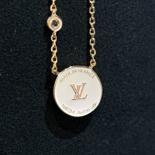 LV Round Gray Shell Necklace - Image 5