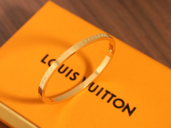 LV bracelet with vintage pattern - Image 6