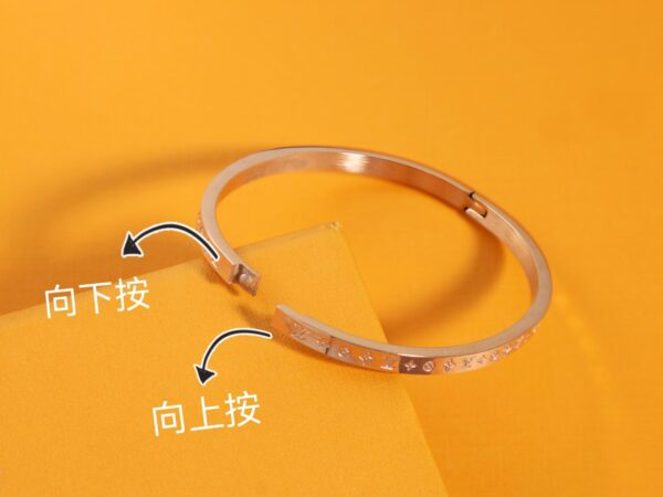 LV bracelet with vintage pattern - Image 8