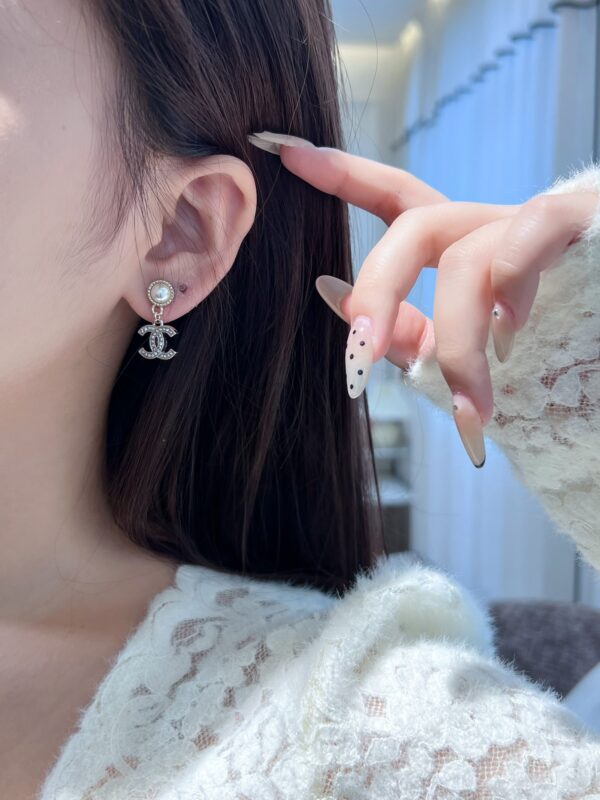Chanel C1 Double C Pearl Earnail Earrings - Image 5