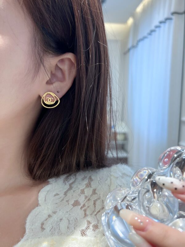 Chanel C1 Double C Pearl Earnail Earrings - Image 5