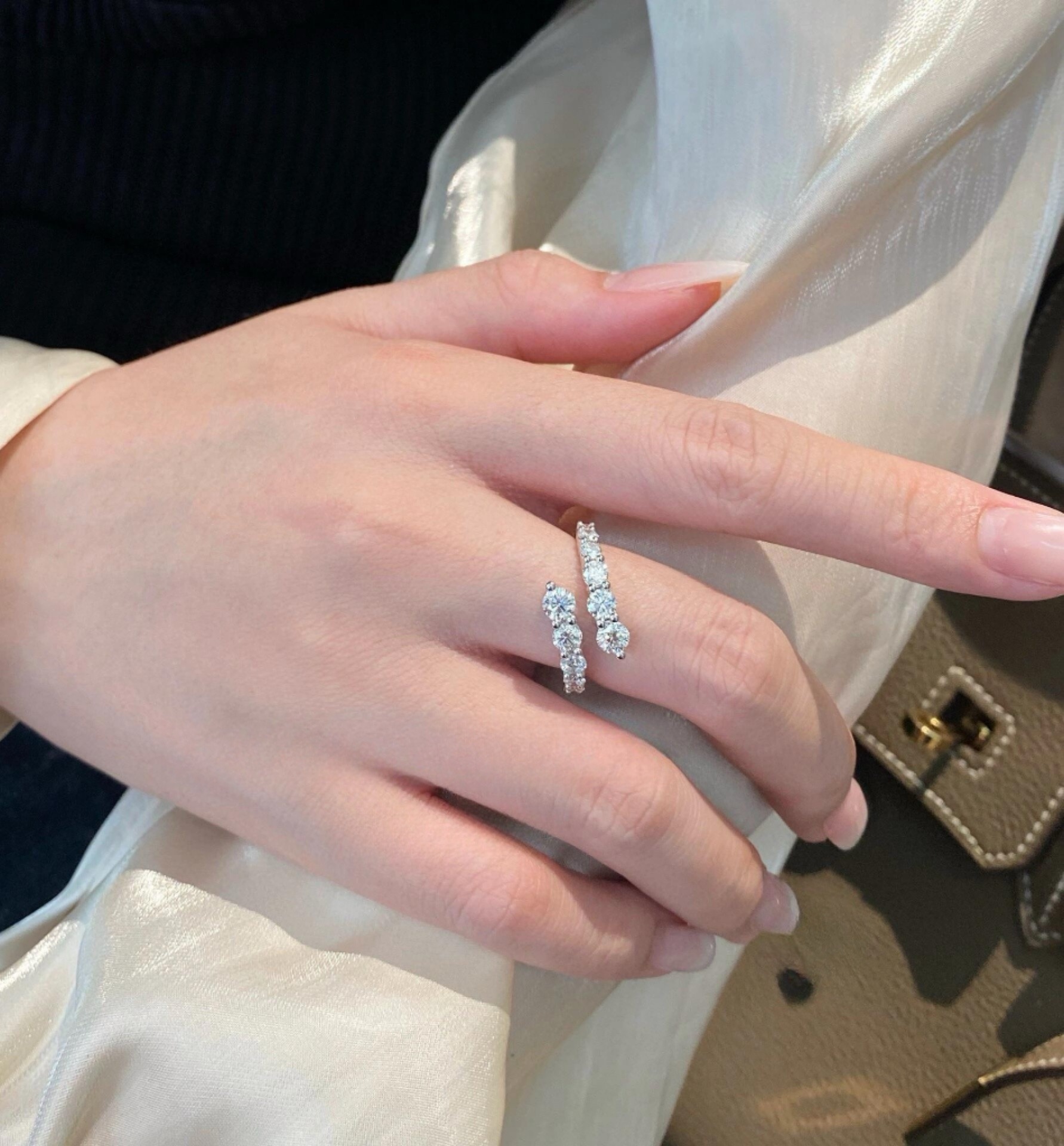 Tiffany&CO Interwoven Single Row Round Diamond Ring - Image 5