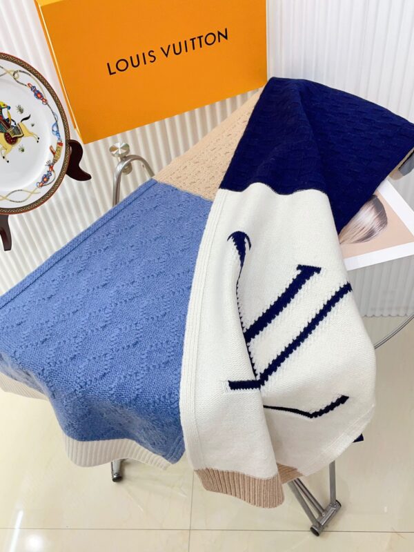 LV Thick Cashmere Scarf - Image 3