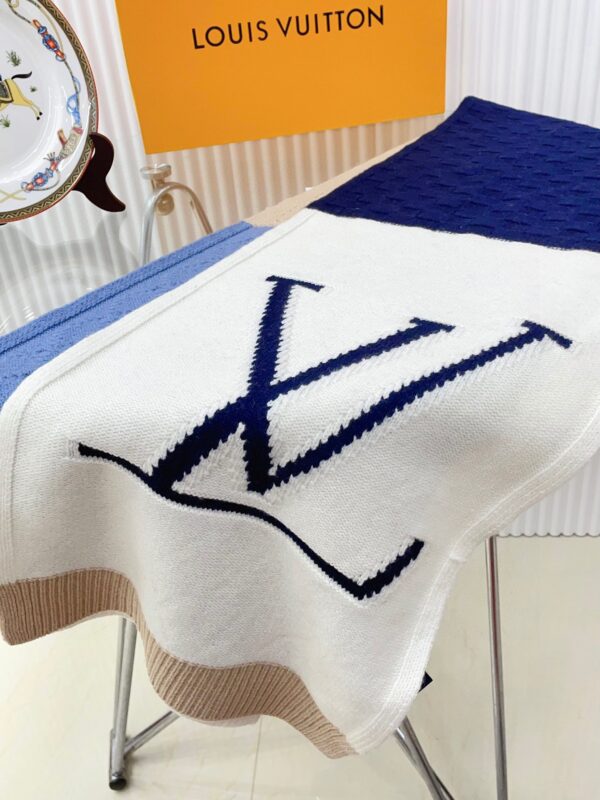 LV Thick Cashmere Scarf - Image 4