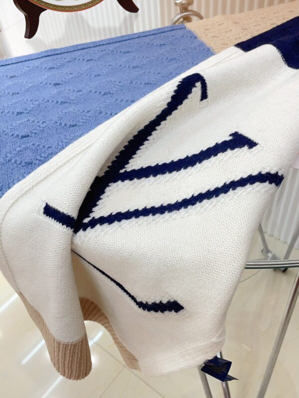 LV Thick Cashmere Scarf - Image 5
