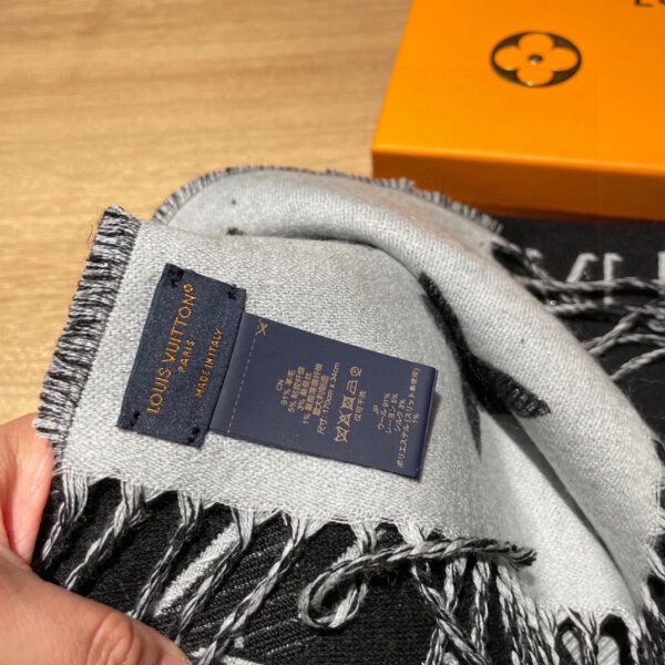 LV pure wool scarf - Image 3