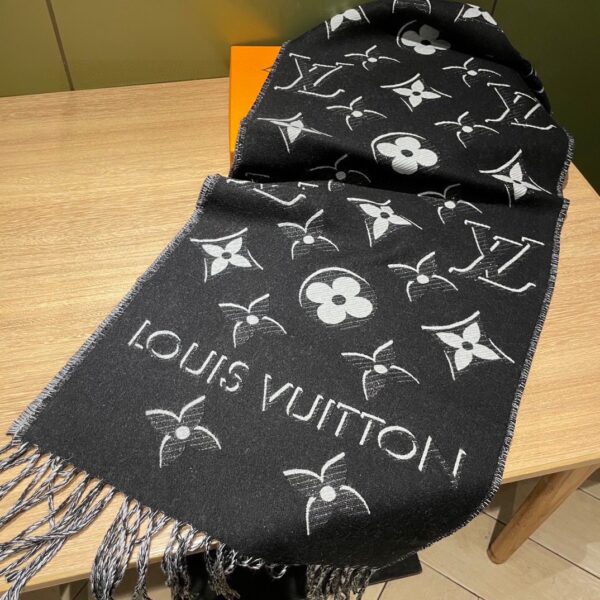 LV pure wool scarf - Image 4