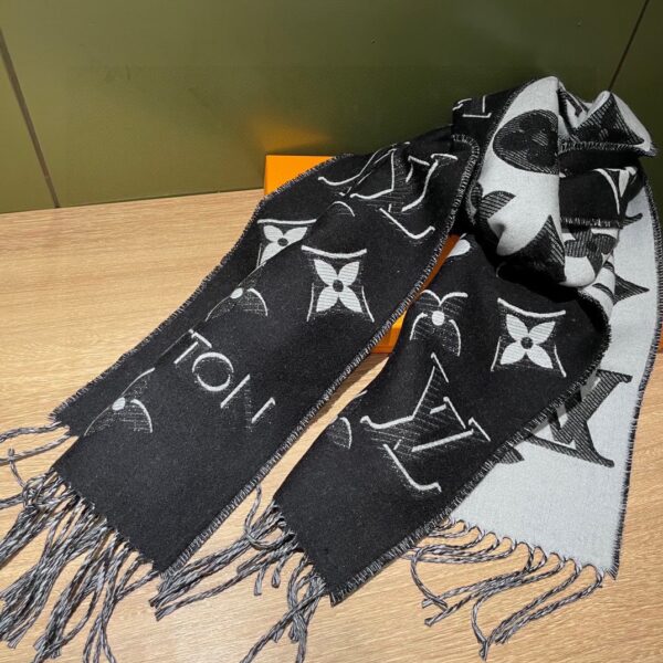 LV pure wool scarf - Image 6