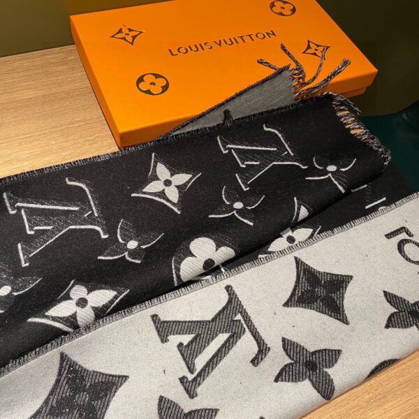 LV pure wool scarf - Image 7