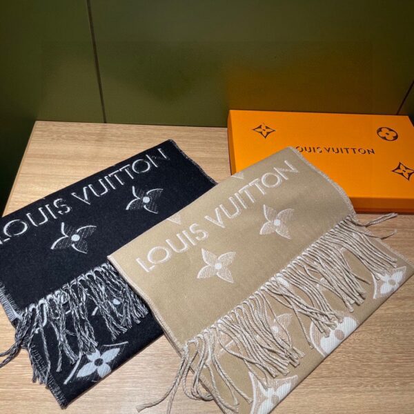 LV pure wool scarf - Image 8