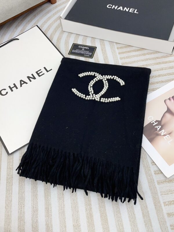 CHANEL Elegant Cashmere Scarf