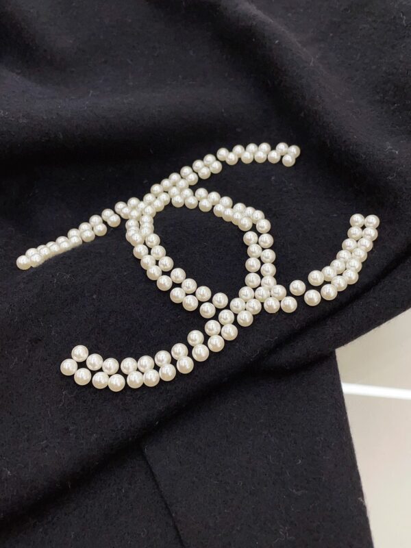 CHANEL Elegant Cashmere Scarf - Image 4