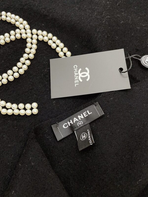 CHANEL Elegant Cashmere Scarf - Image 5