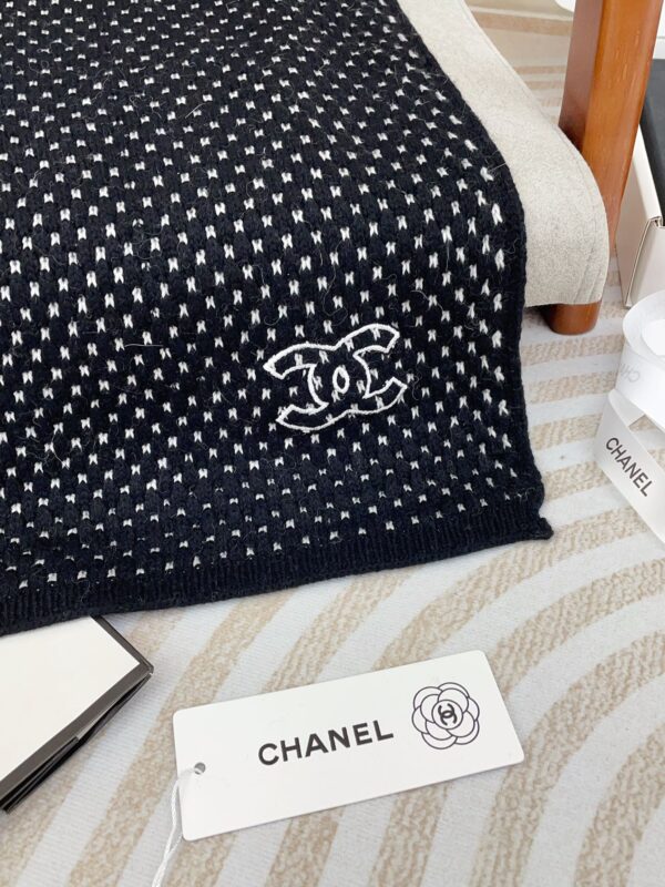 CHANEL plush scarf - Image 4