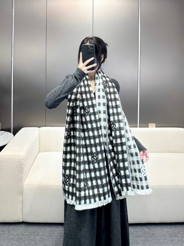 𝐂𝐡𝐚𝐧𝐞𝐥• 𝟐𝟒𝐁 "Logo plaid scarf" gray white - Image 2