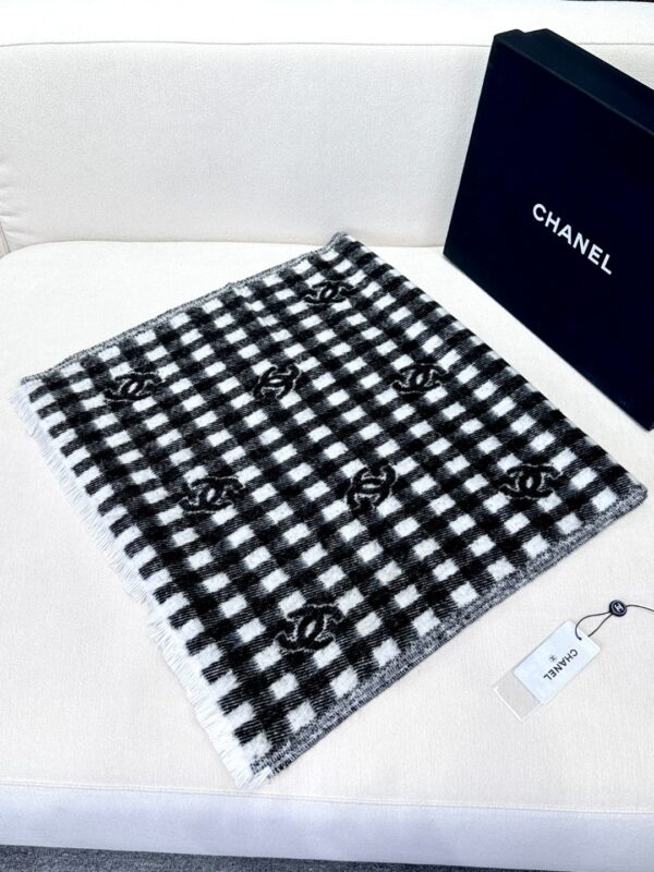 𝐂𝐡𝐚𝐧𝐞𝐥• 𝟐𝟒𝐁 "Logo plaid scarf" gray white - Image 3