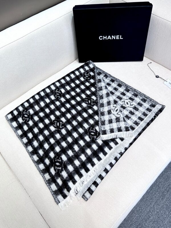 𝐂𝐡𝐚𝐧𝐞𝐥• 𝟐𝟒𝐁 "Logo plaid scarf" gray white